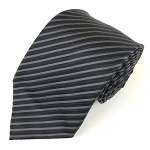 DONALD J TRUMP signature collection silk tie